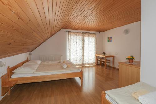 Postel nebo postele na pokoji v ubytování Farm Holidays Povsin