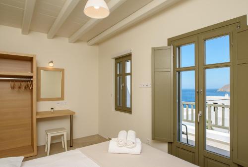 - une chambre avec un lit, un bureau et une fenêtre dans l'établissement Araklos II, à Aegiali
