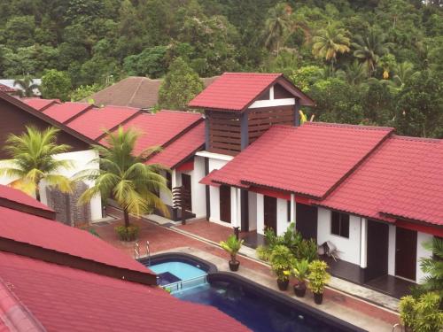 una vista aérea de una casa con techos rojos en Anjung Villa, en Pantai Cenang
