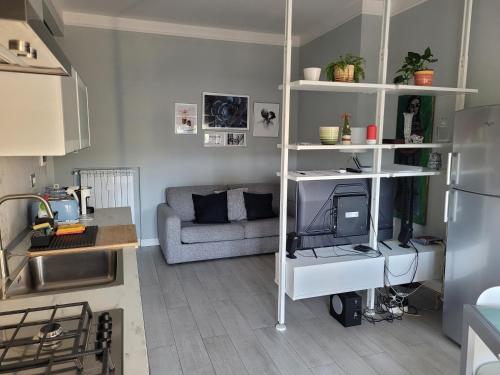 un piccolo soggiorno con divano e cucina di Ampio bilocale nuova ristrutturazione 4 piano. a Firenze