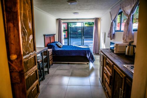 a bedroom with a bed and a window at Peaceful 1-bedroom flatlet, 10 min from the beach in Cape Town