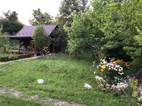 a garden with a cabin in the background at Галіція in Beloberëzka