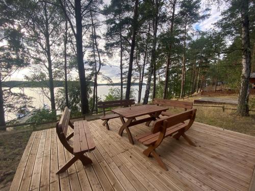 una terrazza in legno con tavolo da picnic e panche di Kaszub a Borsk