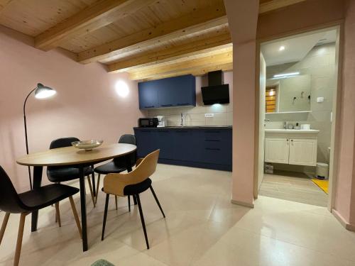 een keuken en eetkamer met een tafel en stoelen bij Stella Marina Deluxe Apartment in Poreč