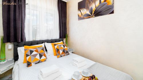 sypialnia z łóżkiem z tacą z jedzeniem w obiekcie Wonder Home - Apartamenty Blisko Gór w zielonej części Karpacza - przy przy stoku i szlakach turystycznych w mieście Karpacz