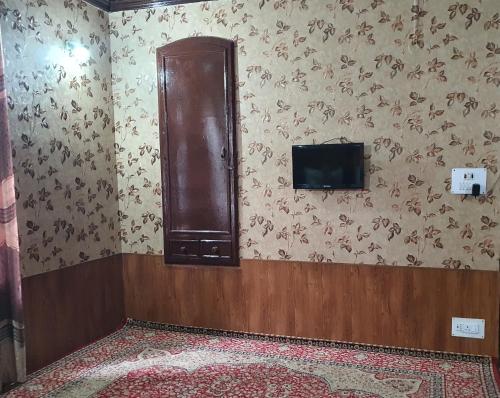 esquina de una habitación con TV en la pared en Hotel Wazir Palace, en Srinagar