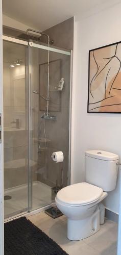 a bathroom with a toilet and a glass shower at Willa bankietowa z basenem in Papiernia