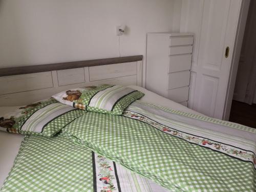 Postel nebo postele na pokoji v ubytování Traun(m)seewohnung