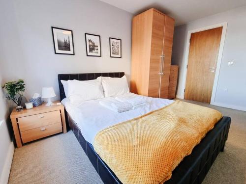 Katil atau katil-katil dalam bilik di Luxury City Centre Home With Free Secure Parking