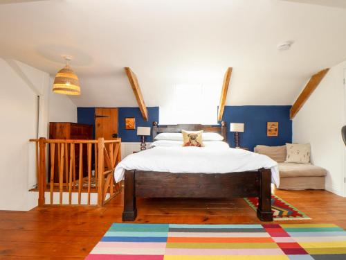 um quarto com uma cama e um tapete em The Water House em Falmouth