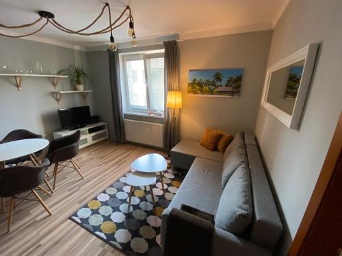 un soggiorno con un divano e un tavolo di Apartmán Pošta a Rajecké Teplice