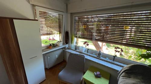a living room with a table and a window with blinds at Ferienwohnung Frankenhäuser in Schwerte
