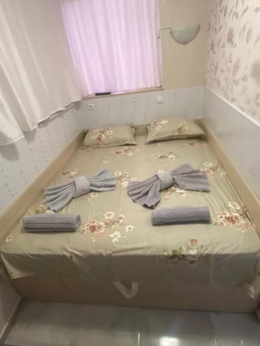 a bed in a small room with towels on it at Dadi Oazis Ravda in Ravda