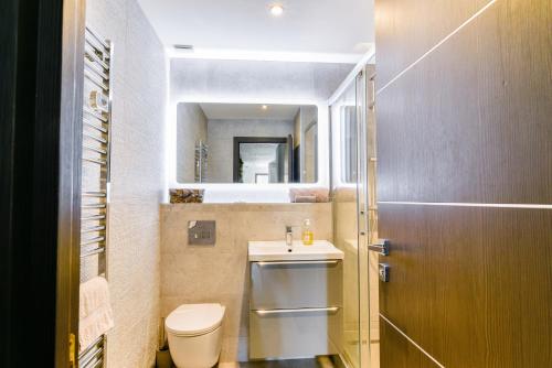 łazienka z umywalką, toaletą i lustrem w obiekcie Casa Juturne 22, proximité Monaco w mieście Beausoleil