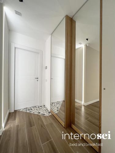 an empty hallway with a mirror in a room at Interno Sei B&B in Agropoli