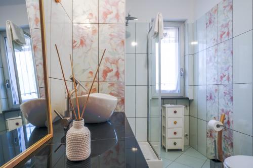 een badkamer met een vaas op een glazen tafel bij Villa Luce in Itri