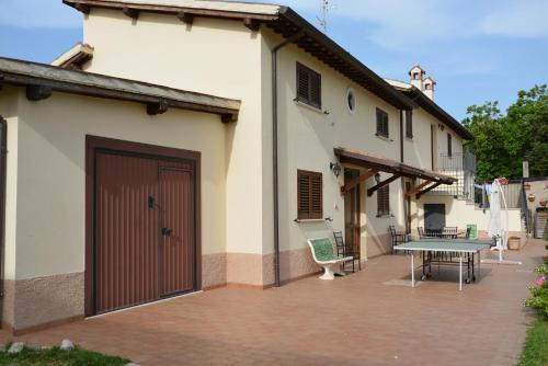 a building with a wooden door and a patio at Nonna Alda in Spoleto