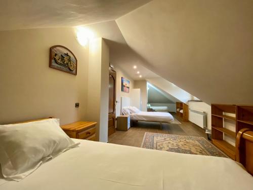 Habitación de hotel con 1 cama y 2 camas en Finca Canal Vivienda Vacacional, en Quintueles
