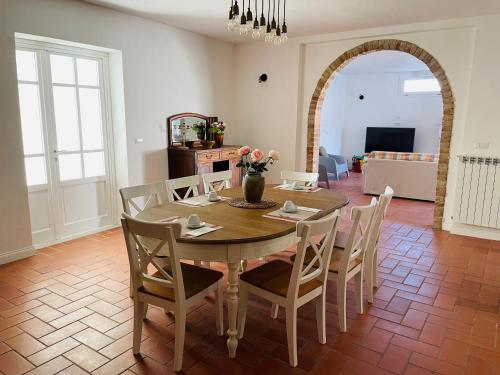 een eetkamer met een tafel en stoelen bij Il Casale dei Calanchi in Aliano