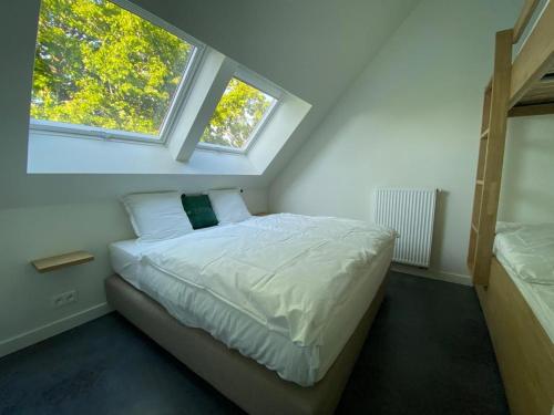 - une chambre avec un lit blanc et 2 fenêtres dans l'établissement Woodhouse94, à Zonnebeke