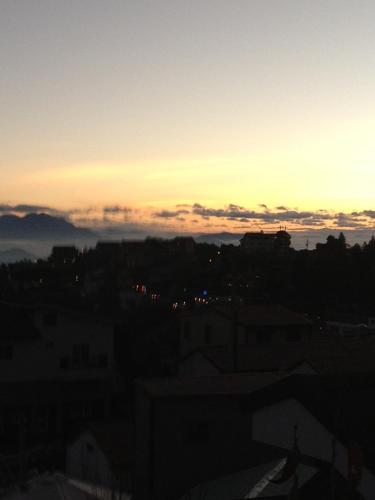 a sunset view of a city with buildings at Starhome Cottage in Renai
