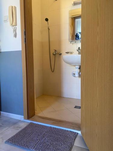 a bathroom with a shower and a sink at Dadi Oazis Ravda in Ravda