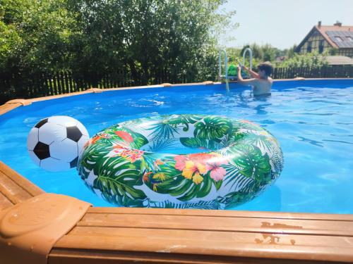Una pelota en una piscina con una pelota de fútbol en Ostoja Dwa Jeziora, en Węgorzewo