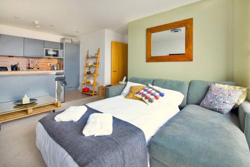 Un pat sau paturi într-o cameră la Free parking- Central water-side apartment