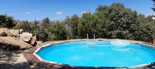 - une grande piscine avec un bain gonflable dans l'établissement Oasis Sierra, à Venturada