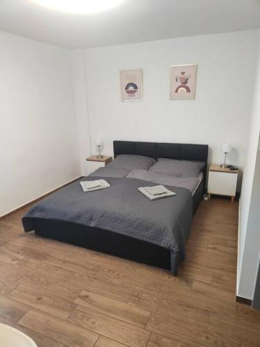 ein Schlafzimmer mit einem Bett mit zwei Handtüchern darauf in der Unterkunft Apartament Japko in Gliwice