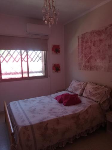 1 dormitorio con cama y lámpara de araña en Golden sunshine, en Paralimni