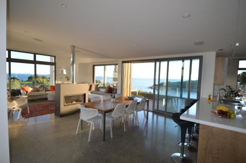 une cuisine et un salon avec une table et des chaises dans l'établissement Marino Ridge, à Oneroa