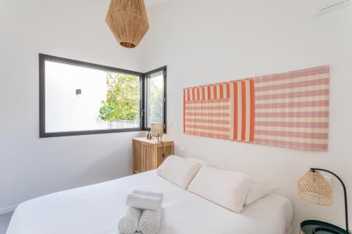 レンヌにあるResidence Iles Bretonnesの白いベッドと窓のある寝室