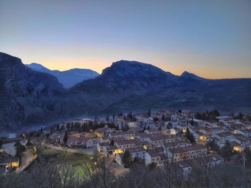 San Lorenzo BellizziにあるFantastica casa ai piedi del Monte Pollinoの夕暮れの山の小さな町