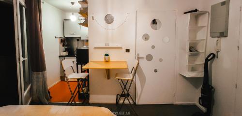 um quarto com uma mesa e cadeiras num quarto em Superbe studio en plein centre ville de Rennes em Rennes
