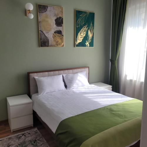 1 dormitorio con 1 cama grande y 2 mesitas de noche en B8 - Spacious, Charming Apartment in Central Sibiu, en Sibiu
