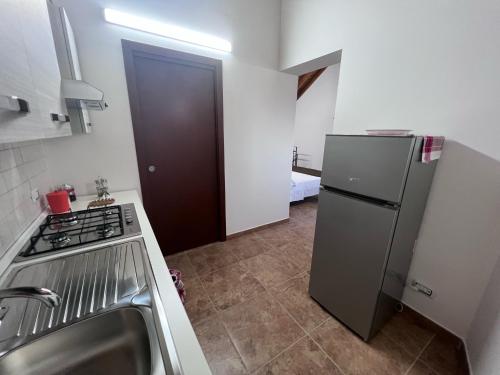 Il comprend une petite cuisine équipée d'un réfrigérateur et d'une cuisinière. dans l'établissement Esclusivo Cortile Duca D'Aosta ai piedi dell'ETNA, à Viagrande
