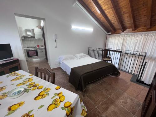 1 dormitorio con 1 cama y 2 mesas con plátanos. en Esclusivo Cortile Duca D'Aosta ai piedi dell'ETNA, en Viagrande