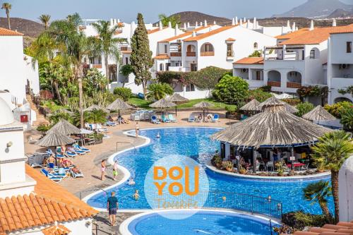 vista para a piscina num resort em Apartment Fairways Club em San Miguel de Abona