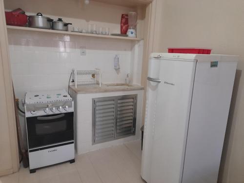 eine kleine Küche mit einem Kühlschrank und einem Herd in der Unterkunft santa clara 1003 in Rio de Janeiro