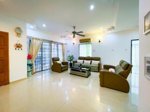 Ruang duduk di Tupai Mas Semi-D 4BR 2mins to LakeGarden & Zoo