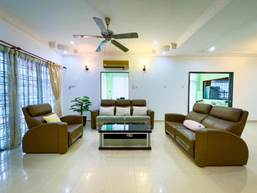 Ruang duduk di Tupai Mas Semi-D 4BR 2mins to LakeGarden & Zoo