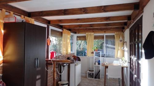 eine kleine Küche mit einem Kühlschrank und einem Fenster in der Unterkunft TENDERETE in Villa General Belgrano