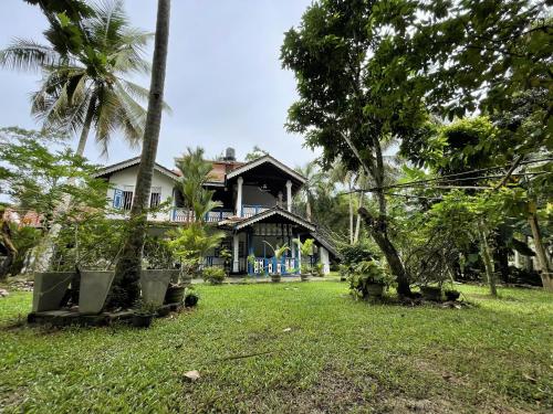 una casa con sillas frente a un patio en Villa U-Soori, en Hikkaduwa