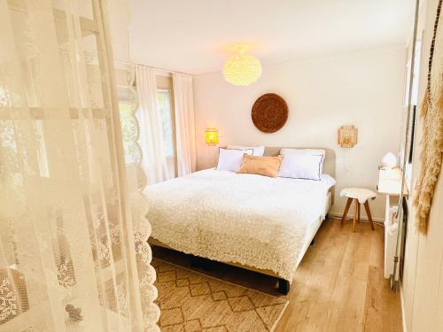 Postel nebo postele na pokoji v ubytování Trendy House Hattem nr64
