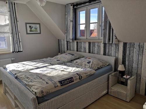 een slaapkamer met een bed in een kamer met ramen bij Ferienwohnung Seeanemone I in Graal-Müritz