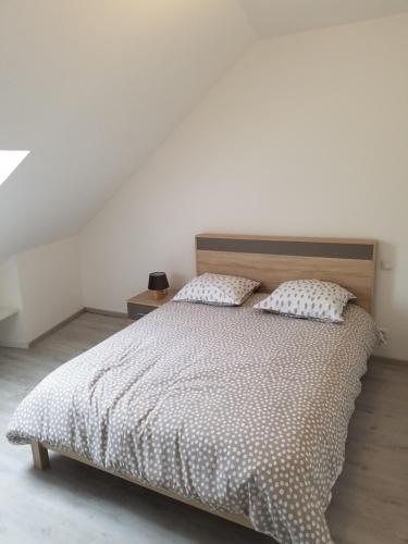 1 dormitorio blanco con 1 cama con 2 almohadas en Le Plaisance, en Ourville-en-Caux