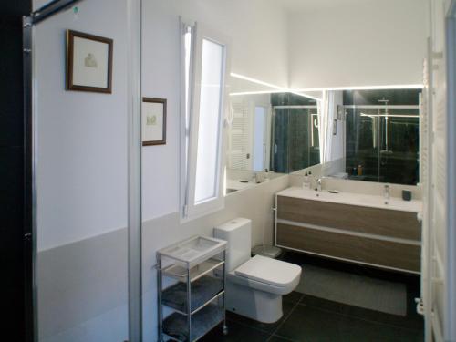 マドリードにあるATOCHA MUSEOSのバスルーム(トイレ、洗面台、鏡付)