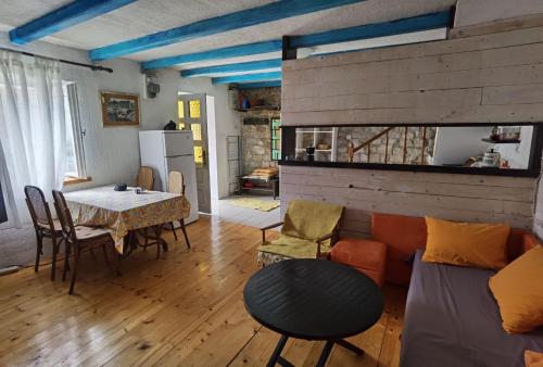 ein Wohnzimmer mit einem Tisch und einem Esszimmer in der Unterkunft Apartment Dalmatera in Rogoznica