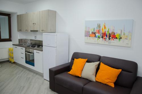 a living room with a couch and a kitchen at Da Nonna Nina Casa Vacanza in Acciaroli